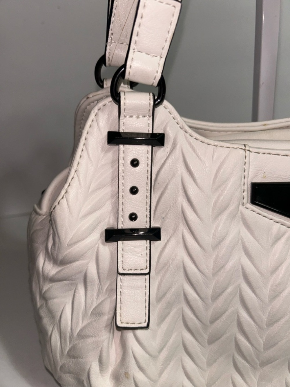 Simply Vera Vera Wang Ivory Quilted Shoulder Bag with Silver Hardware - Picture 4 of 8